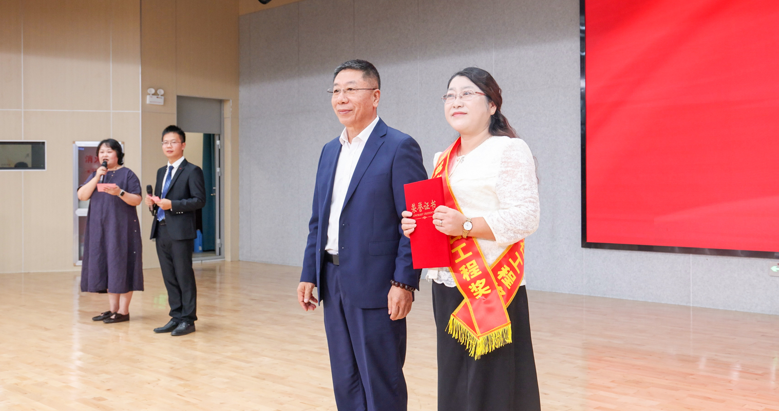 程培華理事長給獲獎老師頒獎.jpg