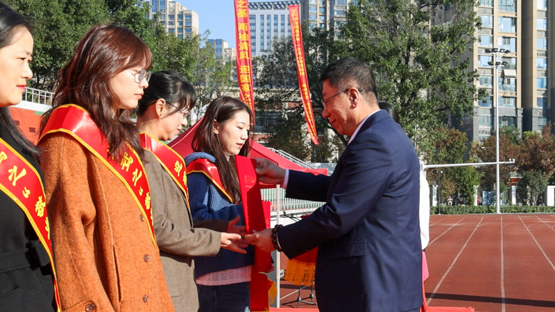 1763385053916823.jpg 程培華理事長給獲獎?wù)哳C獎.jpg