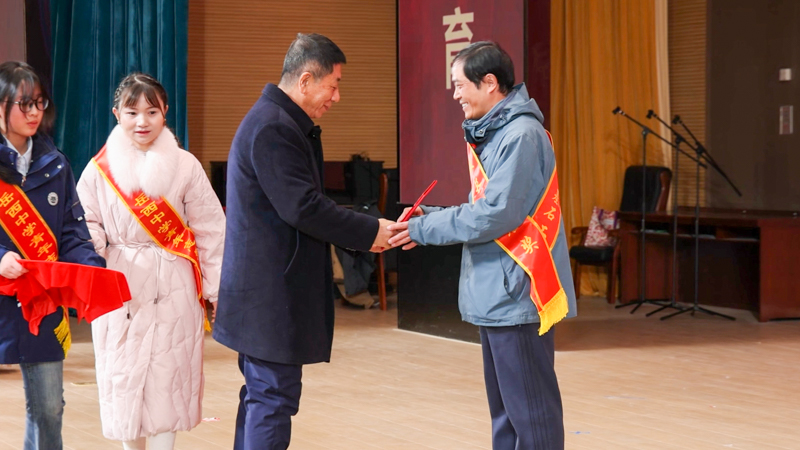 1766558059568358.jpg 程培華給獲獎(jiǎng)?wù)哳C獎(jiǎng).jpg