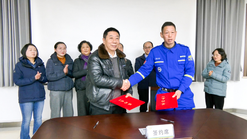 1770348589410067.jpg 簽約.jpg